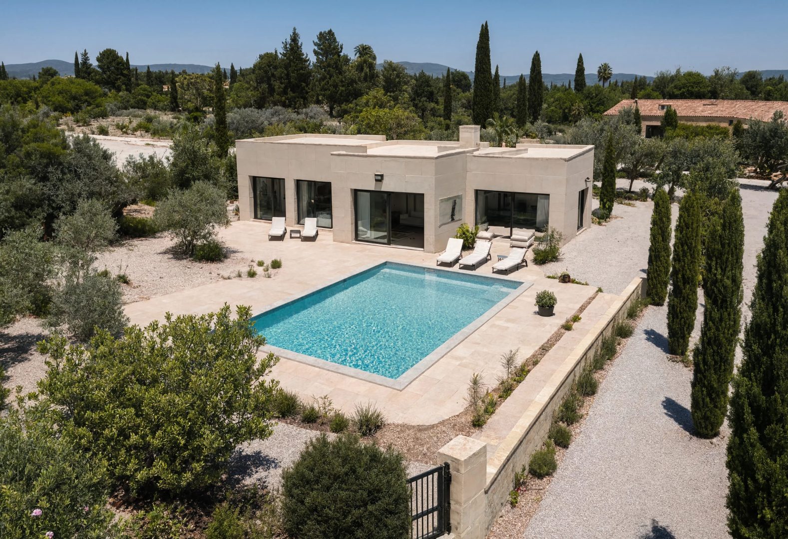 WIZZIMMO | Courtier en Habitat | Le prix d'une piscine enterrée en 2026 : quel budget prévoir dans les Bouches-du-Rhône ? prix piscine coque 2026 bouches du rhone